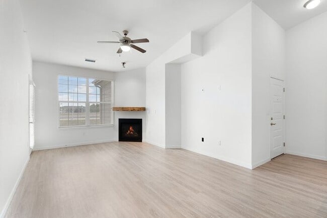Building Photo - 2BR Condo w/ Fireplace, In-Unit Laundry & A/C in Parker