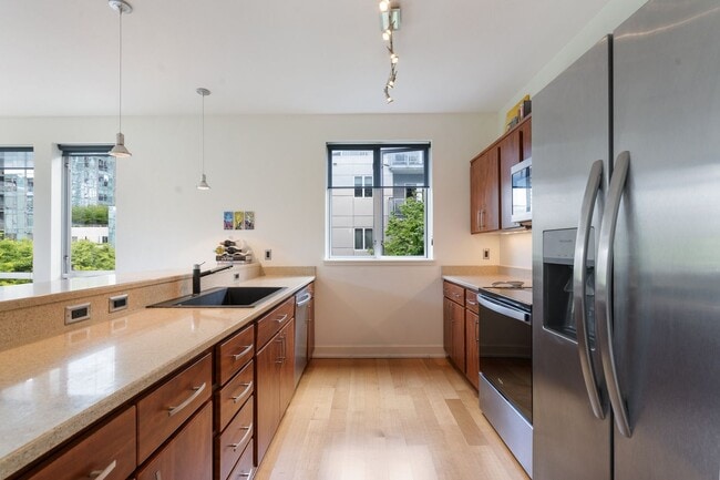 Building Photo - 2 Bed, 2 Bath Bright & Modern Condo in the Pearl District - Now Available!