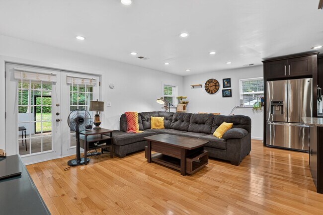 Building Photo - 4725 Springbrook Dr
