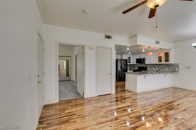 Building Photo - 3400 Cabana Dr