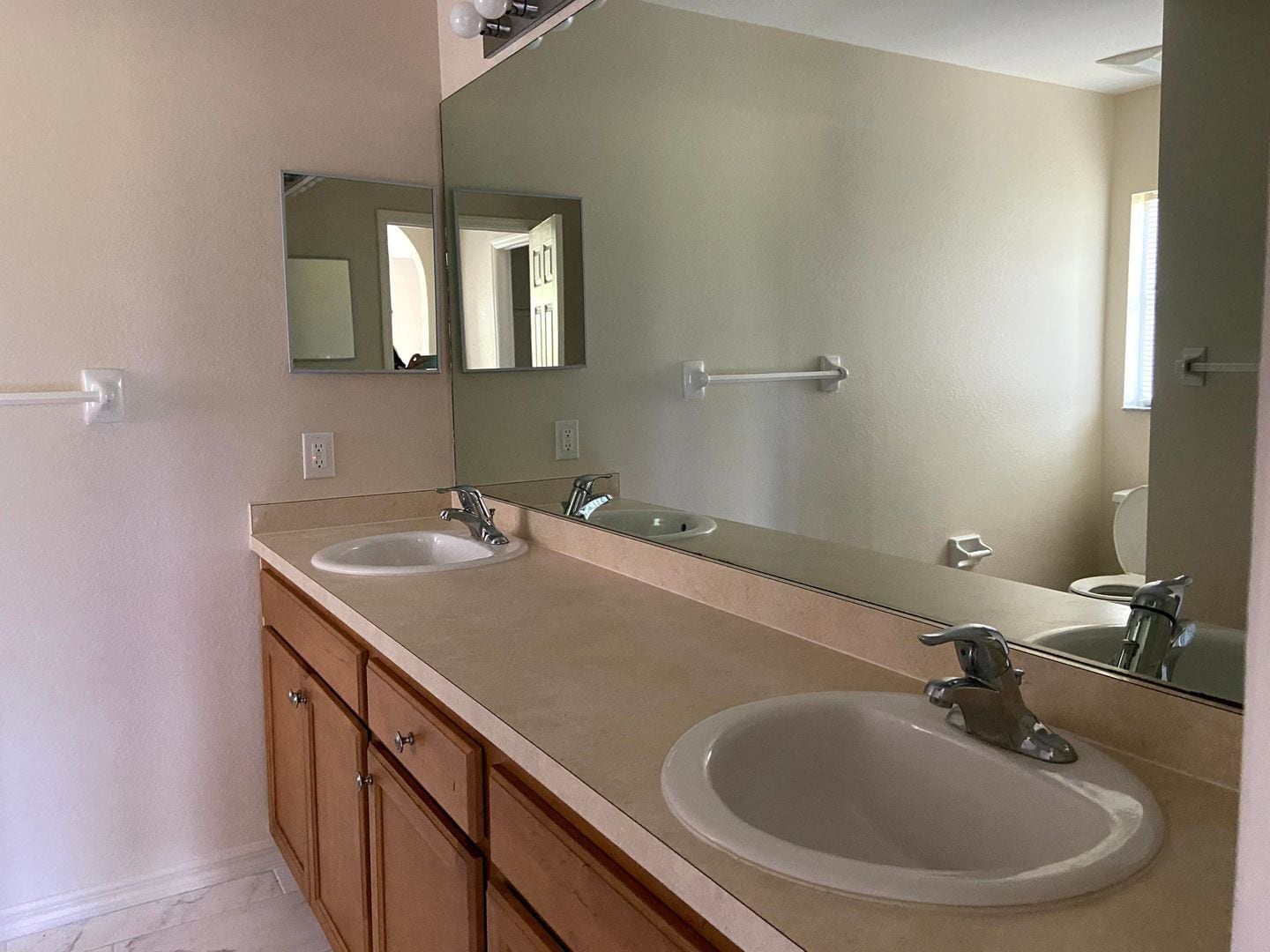 Building Photo - Available Now!!!. Huge 4 bedroom/Greenbriar Area.