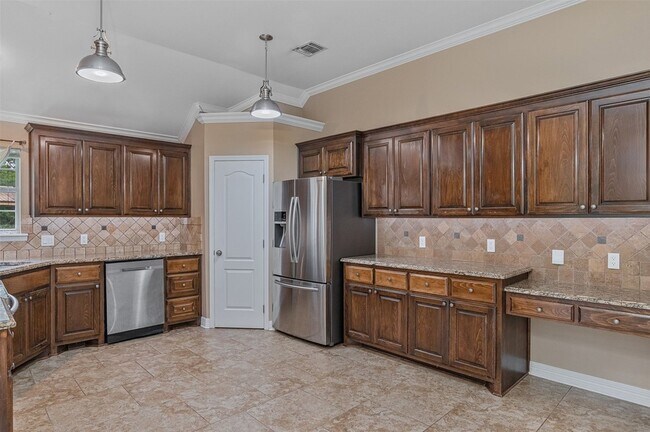 Building Photo - 133 Lone Oak Dr