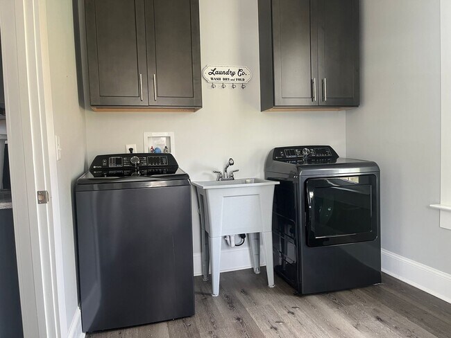 Building Photo - Gorgeous Brand New 3/2 Move In Ready Now!