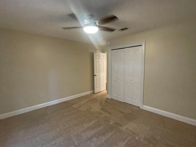 Building Photo - 1624 Oakmont Cir