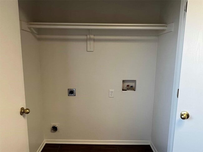 Building Photo - Cozy 2 Bedroom and 2 bathroom duplex for rent in Saginaw!