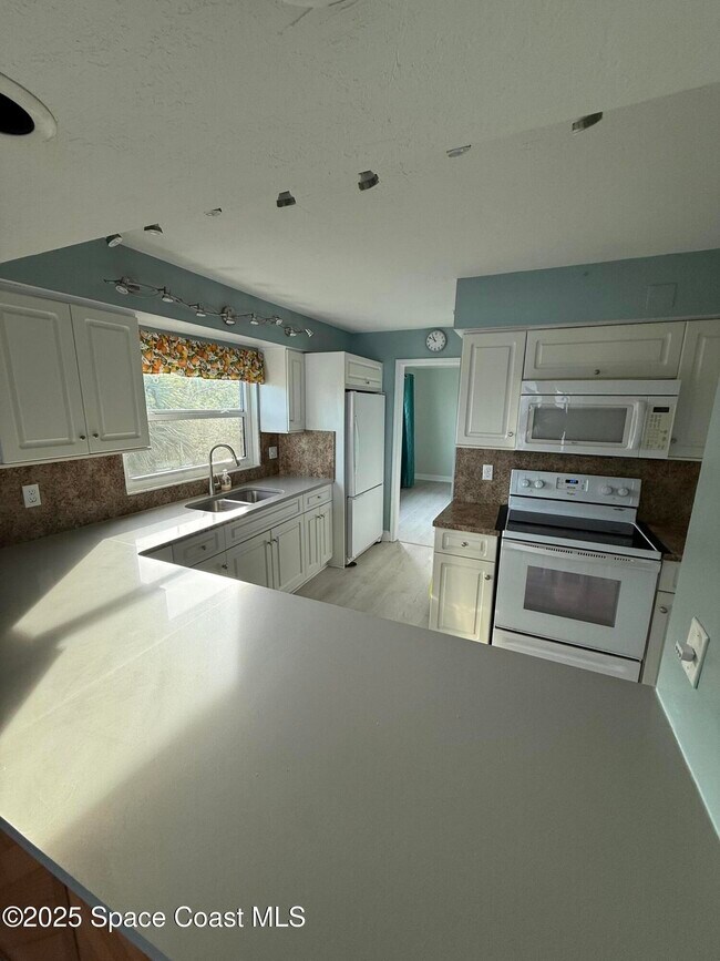 Building Photo - 1540 Riverside Dr