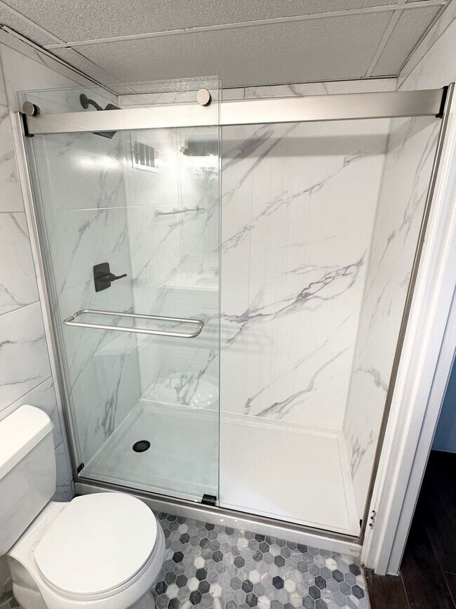 Building Photo - FURNISHED Studio @ University Towers Available FALL 2026!