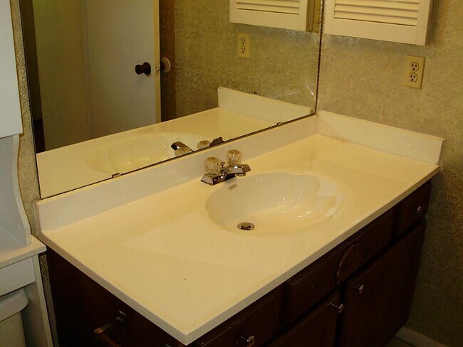 Building Photo - 17401 Red Oak Dr
