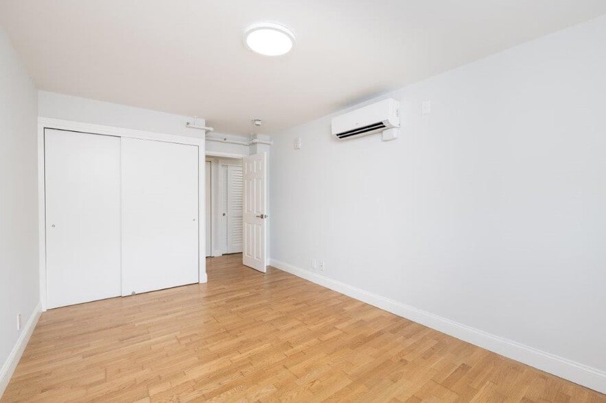 Building Photo - 1422 Columbia Rd