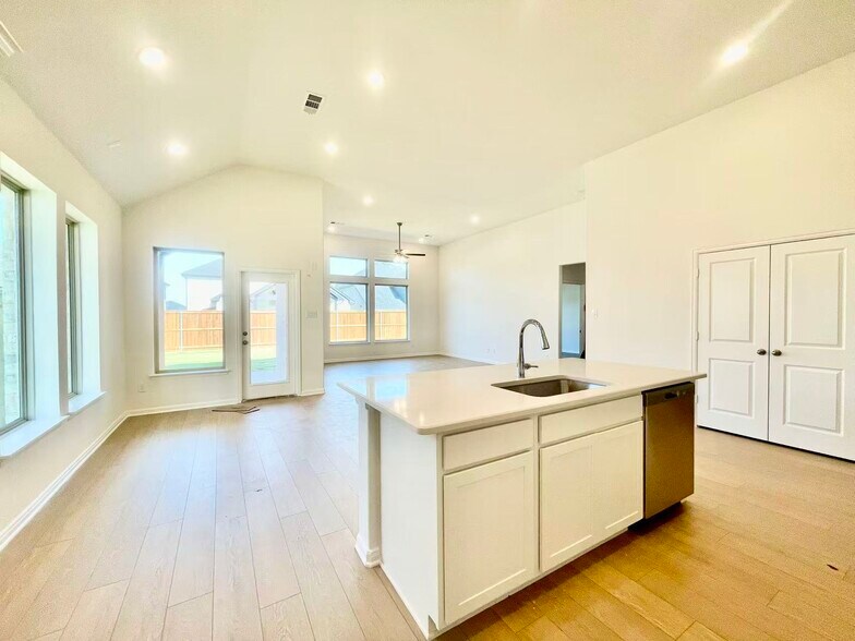 Building Photo - 16205 Garden Dr