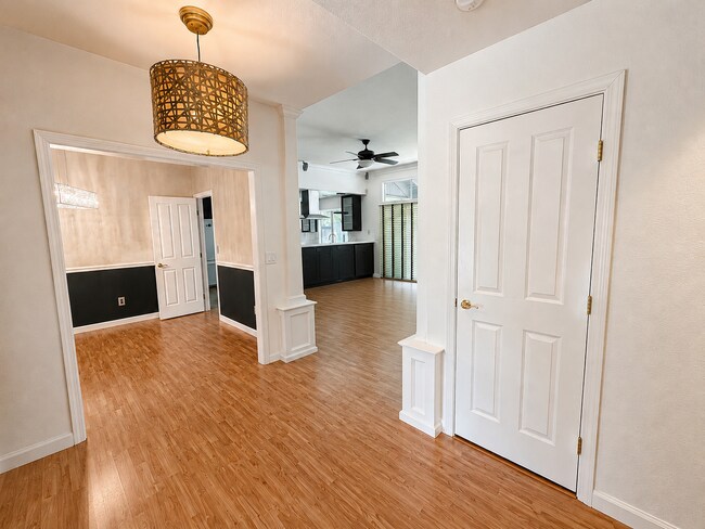 Building Photo - 8036 Glenbar Way
