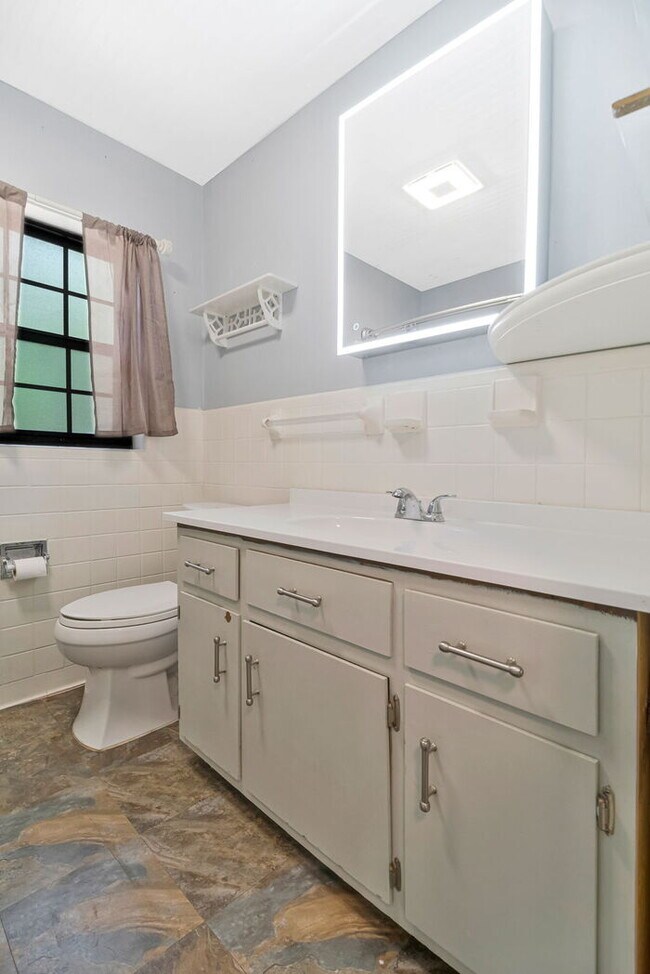 Building Photo - Charming 4 Bedroom Pensacola Rental in a Convenient Location!