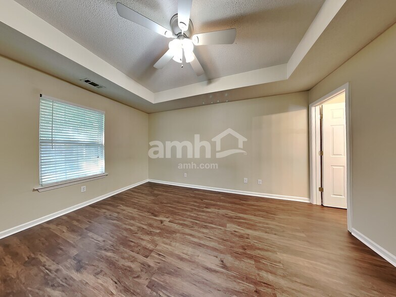 Building Photo - 117 W Tisbury Ln