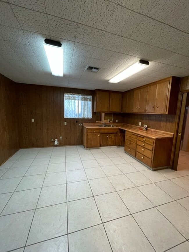 Building Photo - Farm House Living MOVE IN SPECIAL