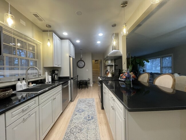 Building Photo - 844 Juniper Rd