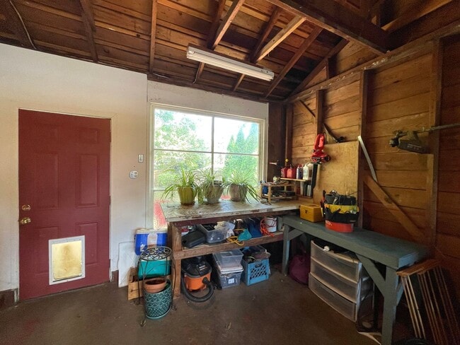 Building Photo - Lovely Home in St Johns with Fenced Yard, ...