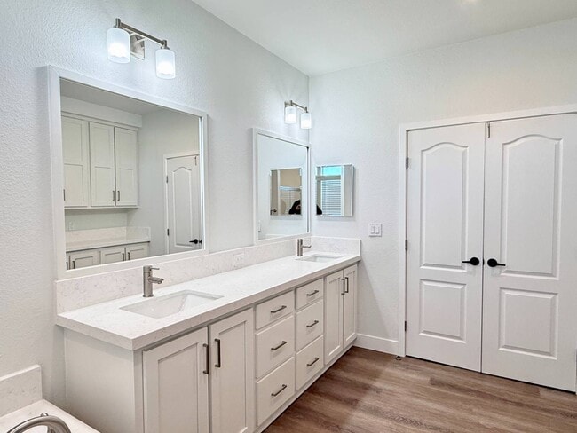 Building Photo - 44 Pine Via