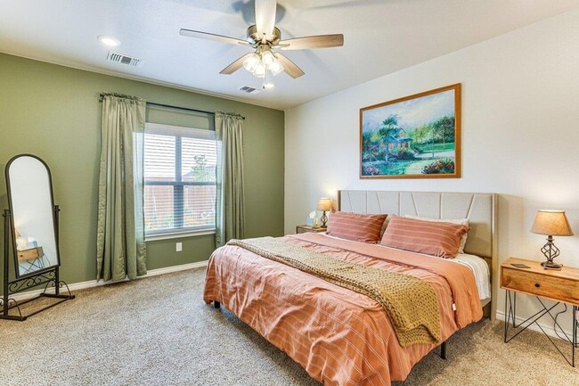 Building Photo - 806 E 19th St