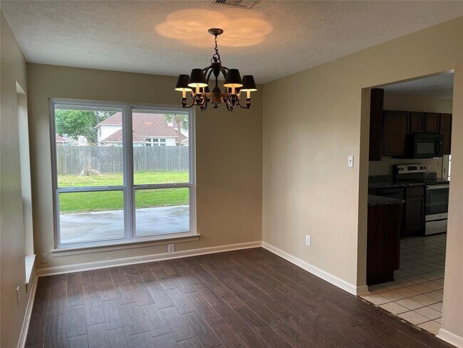 Building Photo - 2528 Sawyer Dr