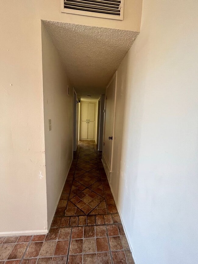 Building Photo - 3 bedroom 1 bath home with yard and covered parking