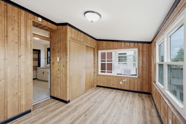 Building Photo - 5055 Lindenwood Ave