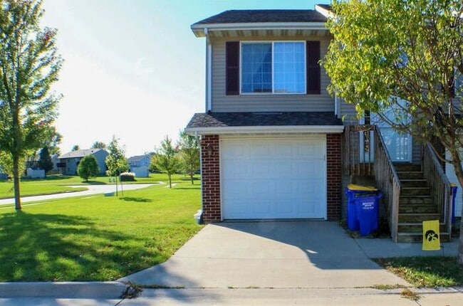 Building Photo - $1,600 | 3 Bedroom, 2 Bathroom Multi Floor Duplex | Pet Friendly* | Available for a August 1st, 2...