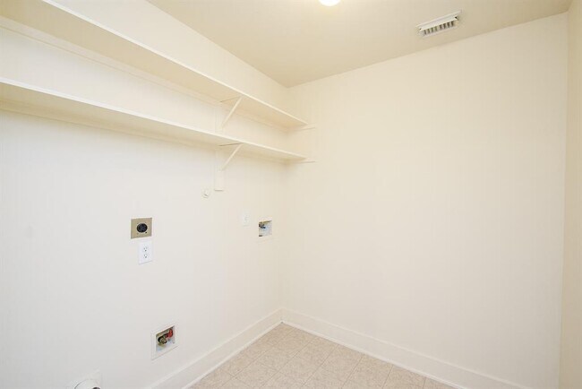 Building Photo - 5726 Silver Oak