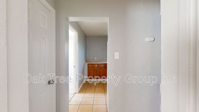 Building Photo - 6621 Bancroft Ave