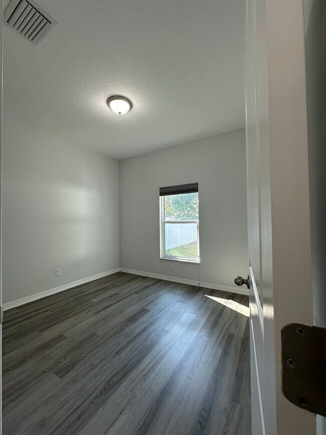 Building Photo - Newer Single Family Home 3-2-2 Seminole