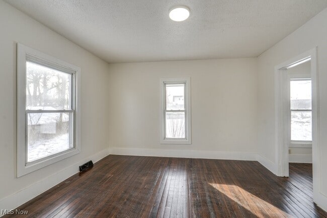 Building Photo - 155 W Walnut St