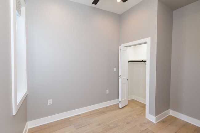 Building Photo - Beautifully Updated 4 Bed/3.5 Bath Row-Hom...