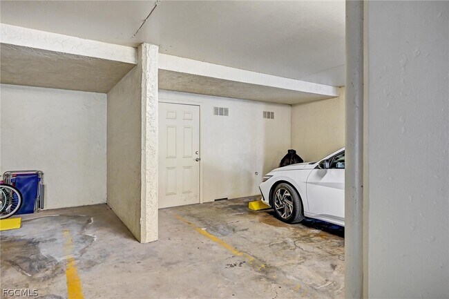 Building Photo - 4821 S Landings Dr