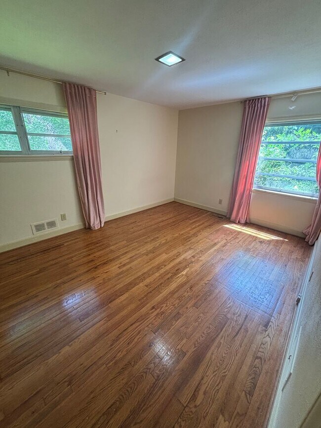 Building Photo - Great Single Family Home In The Heart of Tryon!