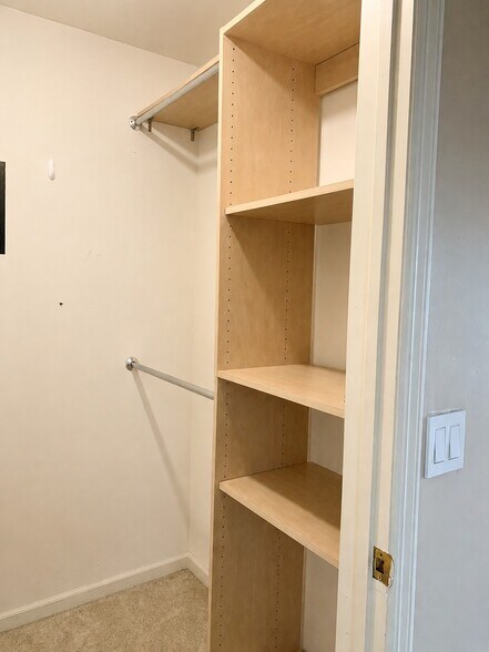 Walk-in closet - 14 Inverrary Pl