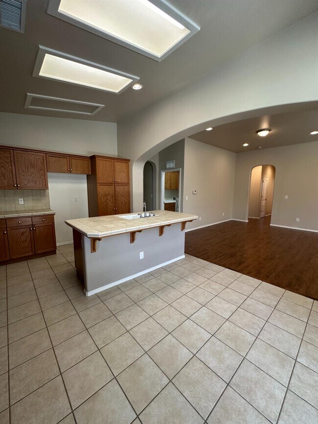 Building Photo - 5541 N Plum Ln