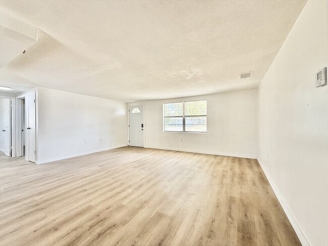 Building Photo - 12909 Kings Manor Ave