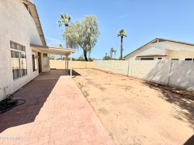 Building Photo - 13896 W Wilshire Dr