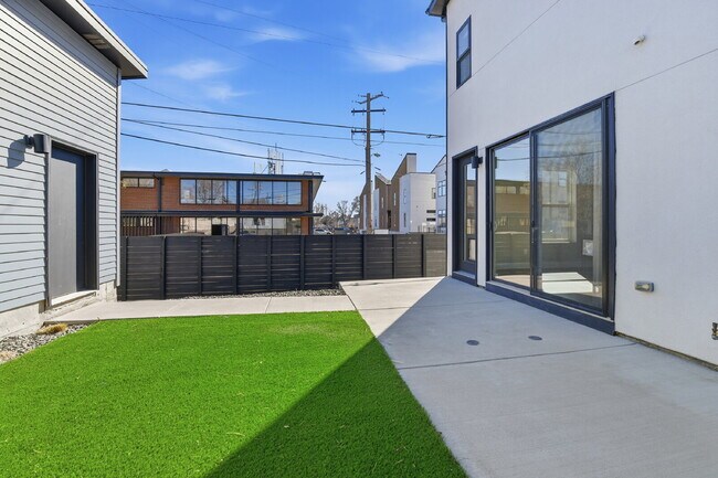 Building Photo - $5,740.95, $300 off the first month's rent, 4 Beds - 5 Bath, Townhouse in Denver with Office!