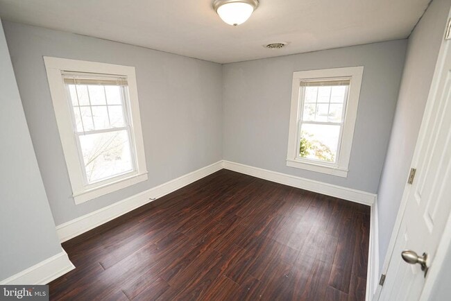 Building Photo - 605 Oak Hill Ave