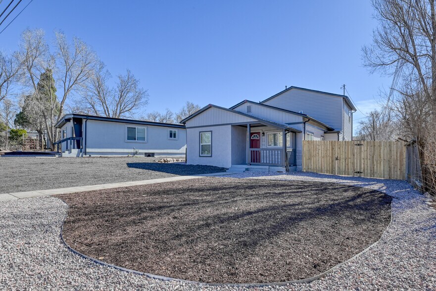 Building Photo - 815 E Hills Rd