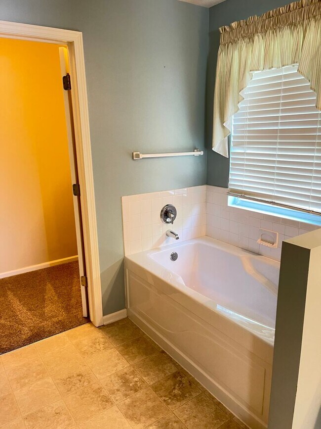 Building Photo - Move-in special. Beautiful 4 bed 2.5 bath 3000+sq ft