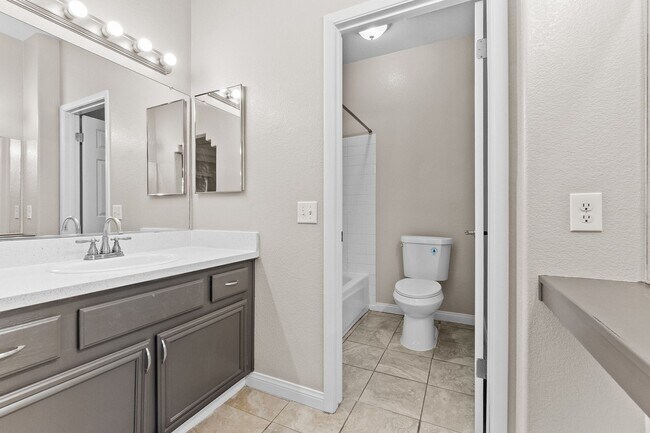 Building Photo - Gorgeous 2 Bedroom Townhome with attached ...