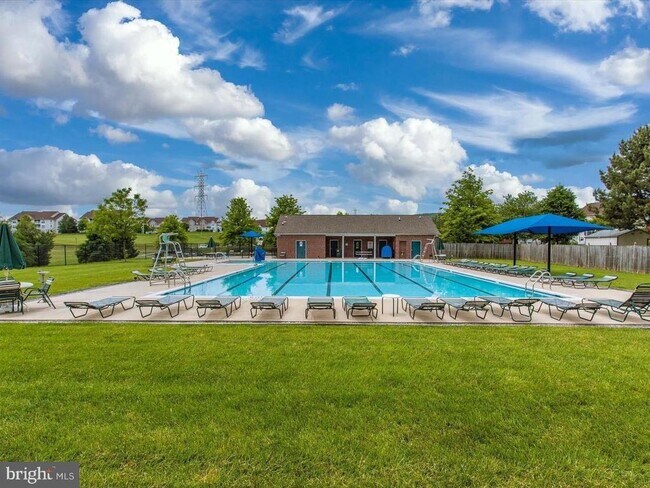 Building Photo - 2601 Emerson Dr