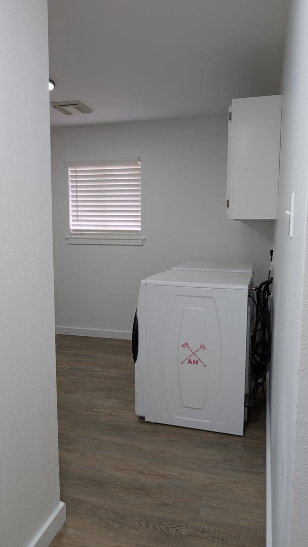 Building Photo - 3 Bedroom Charmer