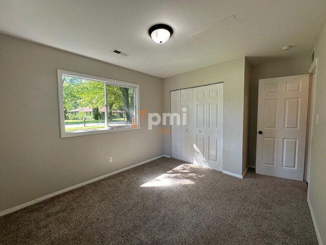Building Photo - 613 Southwind Dr