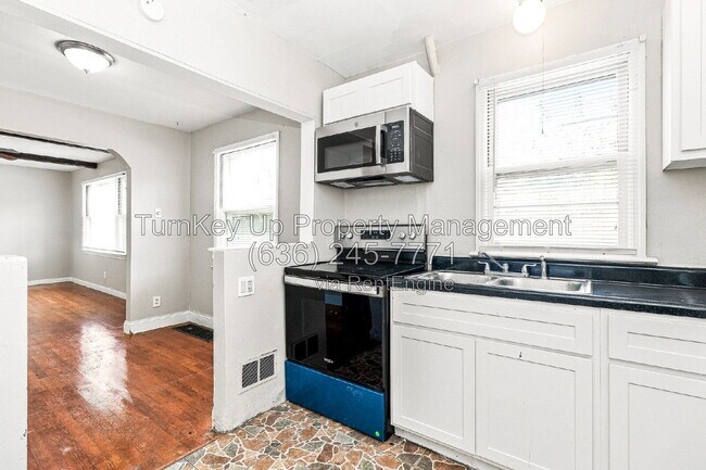 Building Photo - 10175 Cloverdale Dr