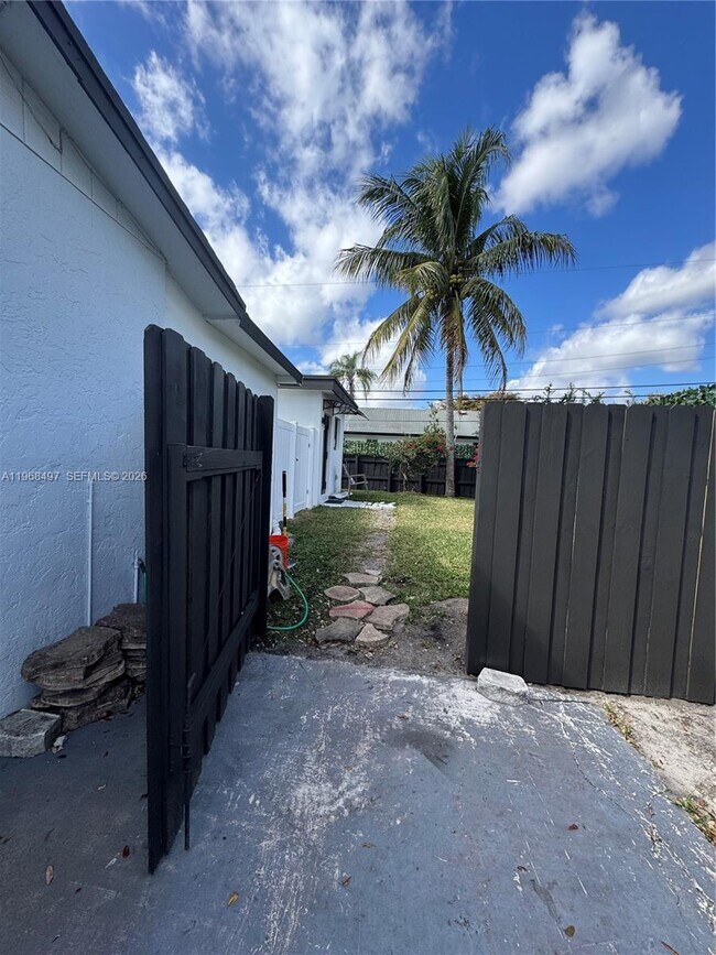 Building Photo - 1710 SW 99th Terrace