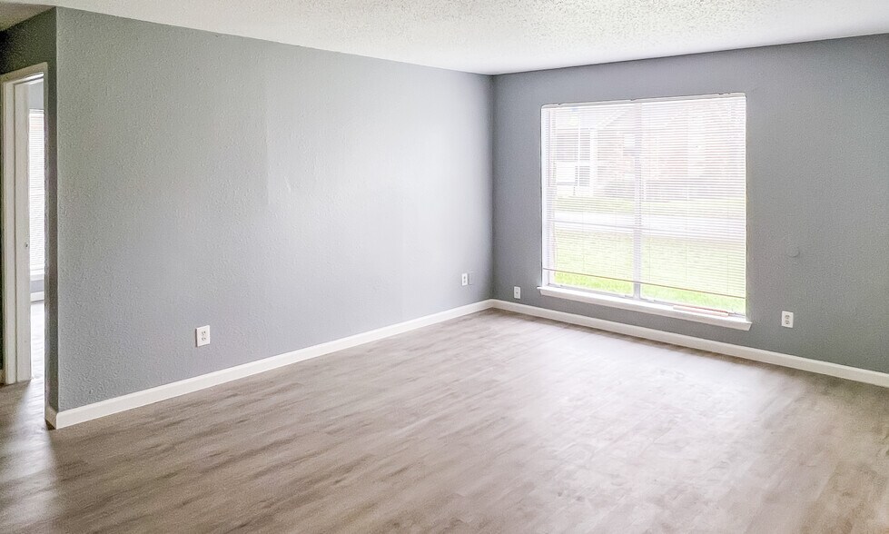 Building Photo - 200 Uhland Rd