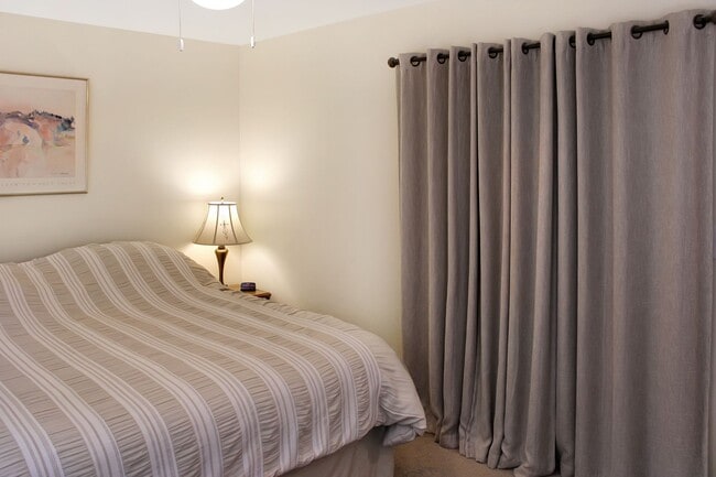 Building Photo - Furnished 2-bedroom / 1-bath