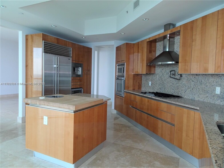 Building Photo - 16047 Collins Ave